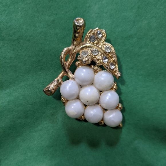 Vintage broche grapes metallic gold tone and pearl tone - Picture 4 of 16